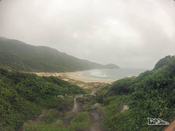 Uma das praias em dia de muita chuva na trilha entre a Guarda do Embaú e a praia da Pinheira, litoral sul de Santa Catarina